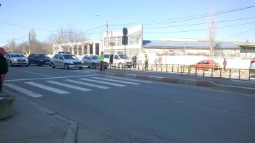 O tânără a fost lovită de o maşină pe trecerea de pietoni